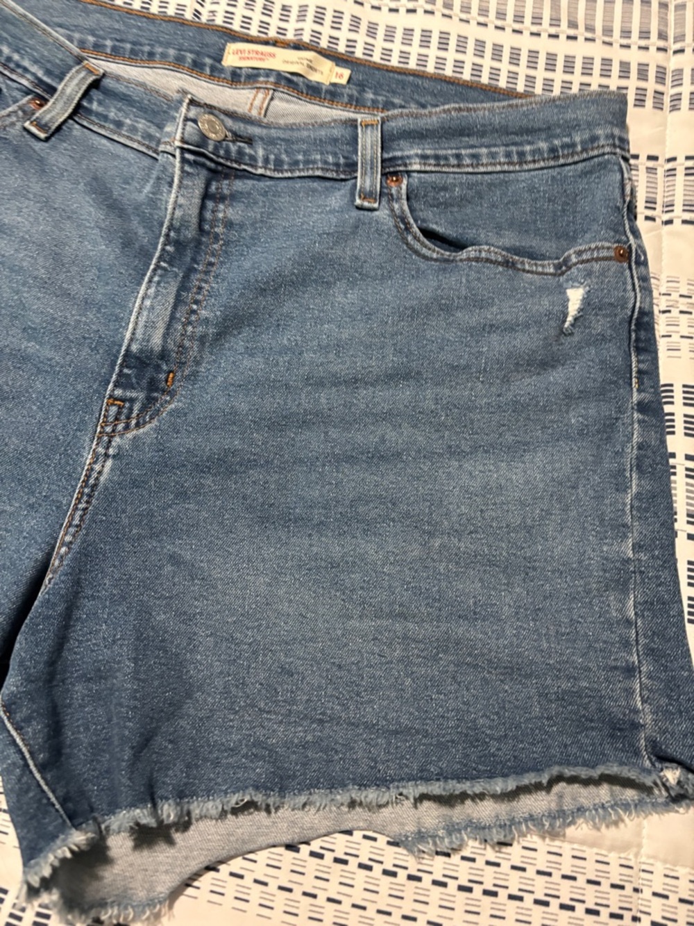 Levi's Medium Blue High-Rise Frayed Hem Jean Shorts - Picture 4 of 6
